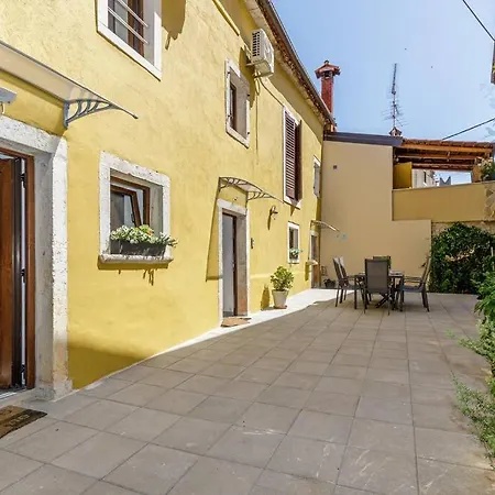 Apartment House Aves 1 *